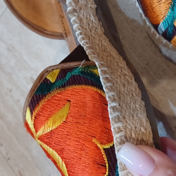 Stunning Mexico Lindo Floral Espadrilles - Picture 9 of 13